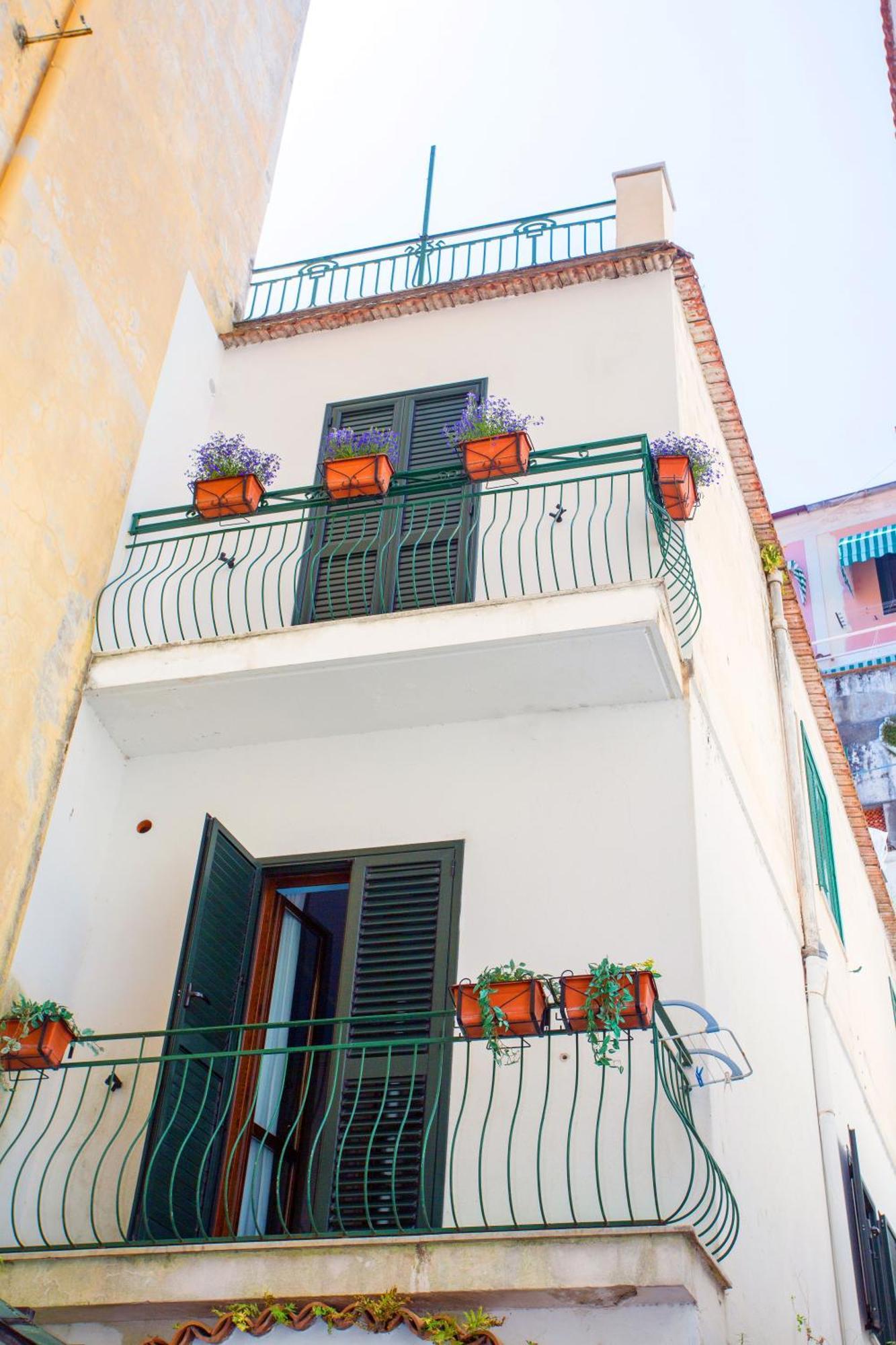 Amalfi Apartments Design Centro Storico Luaran gambar