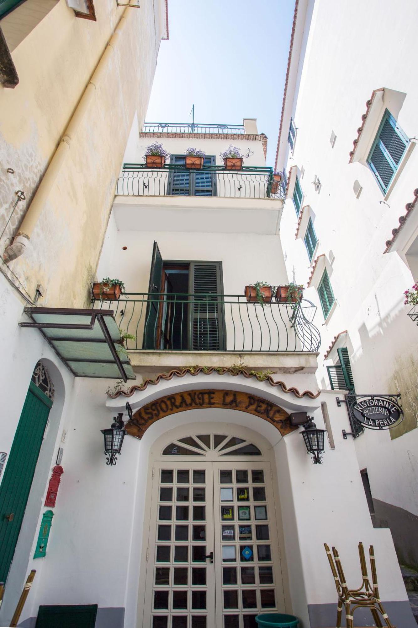 Amalfi Apartments Design Centro Storico Luaran gambar